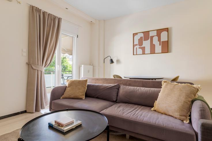 Elegant gestaltetes Wohnzimmer mit moderner Einrichtung in einer Wohnung im Koritsas 40 in South Athens, Athens
