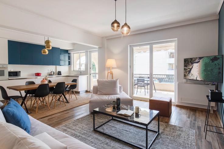 Salle de séjour élégante avec mobilier moderne dans un appartement à Diofantous à North Athens, Athens