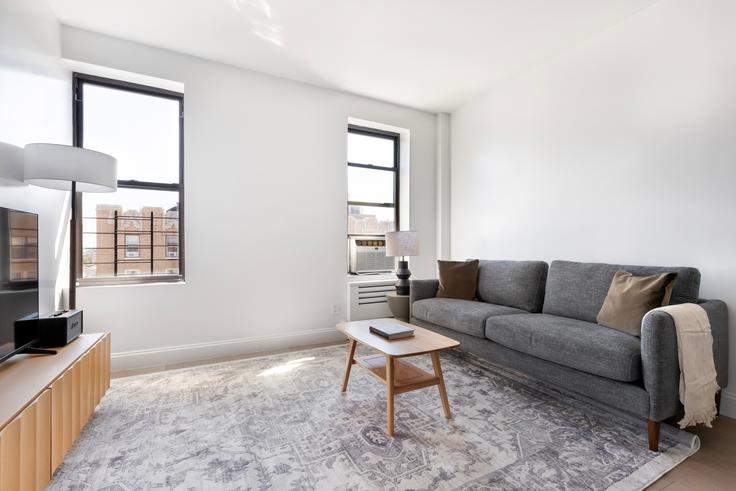 New York Manhattanの915 West End Avenueのアパートメントにある、モダンな家具を備えたエレガントなデザインのリビングルーム