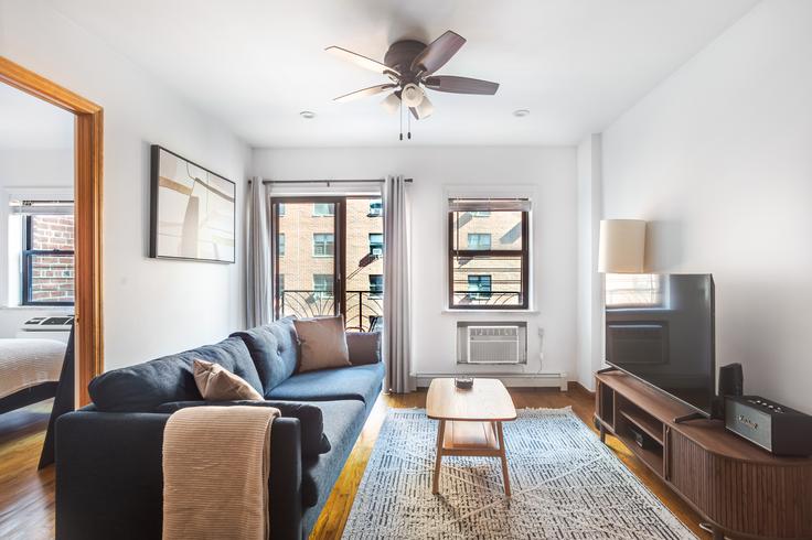 Elegante sala de estar con mobiliario moderno en un apartamento en 150 Forsyth street en Manhattan, New York Elegante sala de estar con mobiliario moderno en un apartamento en 150 Forsyth street en Manhattan, New York