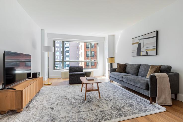 501 east 87th street adresindeki bir dairede modern mobilyalarla zarif bir şekilde tasarlanmış oturma odası Manhattan, New York