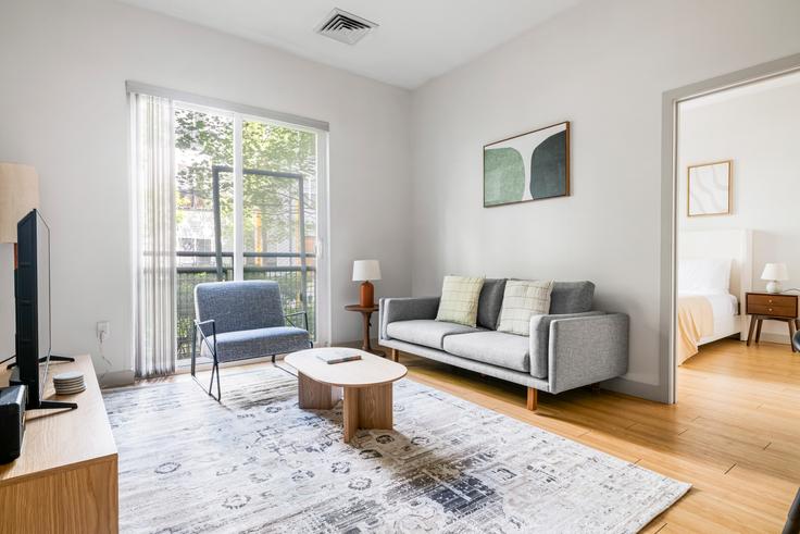 Salle de séjour élégante avec mobilier moderne dans un appartement à West Square à Boston, Boston