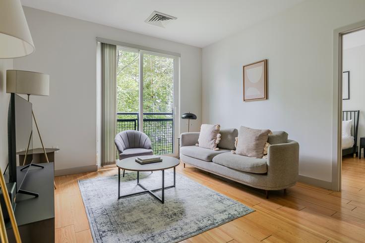 Salle de séjour élégante avec mobilier moderne dans un appartement à West Square à Boston, Boston