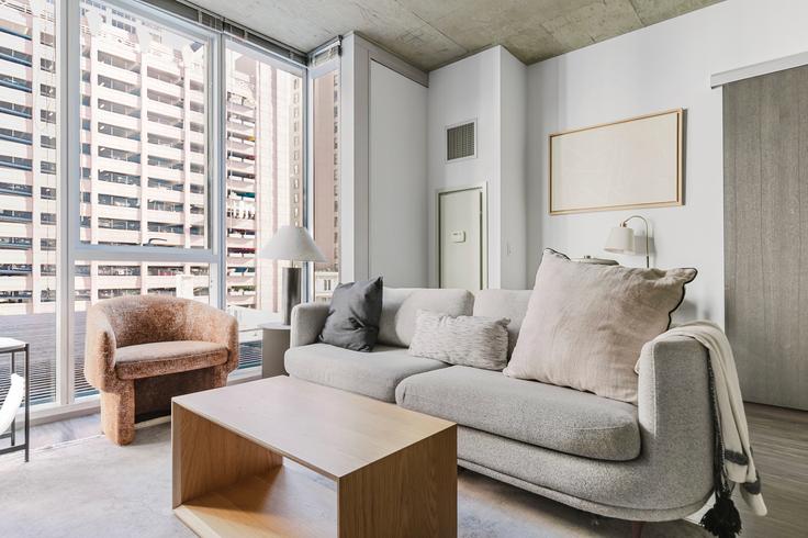Elegantly designed living room with modern furnishings in an apartment at Linea in Chicago, Chicago Elegantly designed living room with modern furnishings in an apartment at Linea in Chicago, Chicago