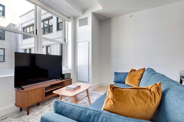 Elegant gestaltetes Wohnzimmer mit moderner Einrichtung in einer Wohnung im 30 Morningside Drive in Manhattan, New York