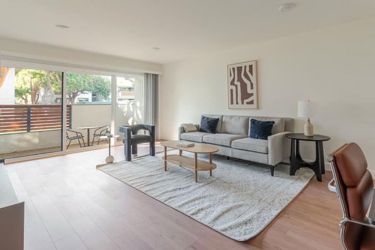 Cupertino CupertinoのHolloway Apartmentsのアパートメントにある、モダンな家具を備えたエレガントなデザインのリビングルーム