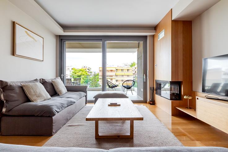 Elegant gestaltetes Wohnzimmer mit moderner Einrichtung in einer Wohnung im Karaiskaki 35, Agia Paraskevi in North Athens, Athens
