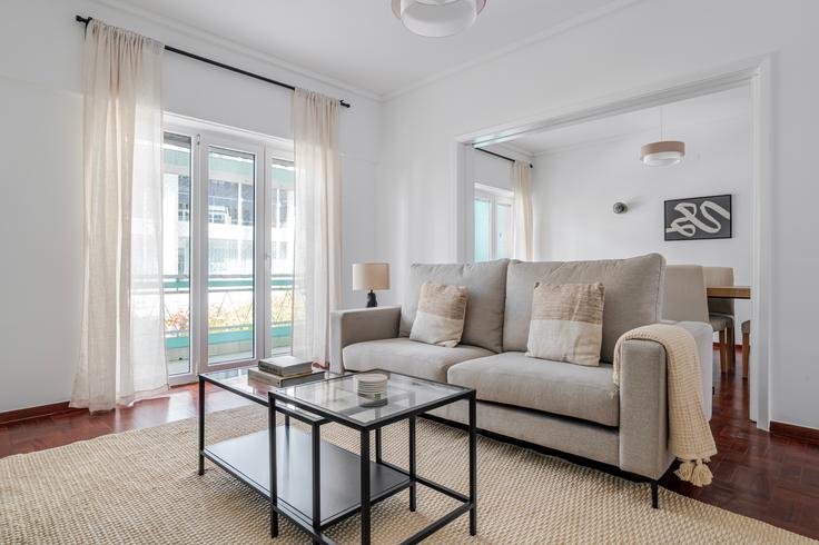 Elegante sala de estar con mobiliario moderno en un apartamento en Rua Fernão Lopes 17 en Arroios, Lisbon Elegante sala de estar con mobiliario moderno en un apartamento en Rua Fernão Lopes 17 en Arroios, Lisbon