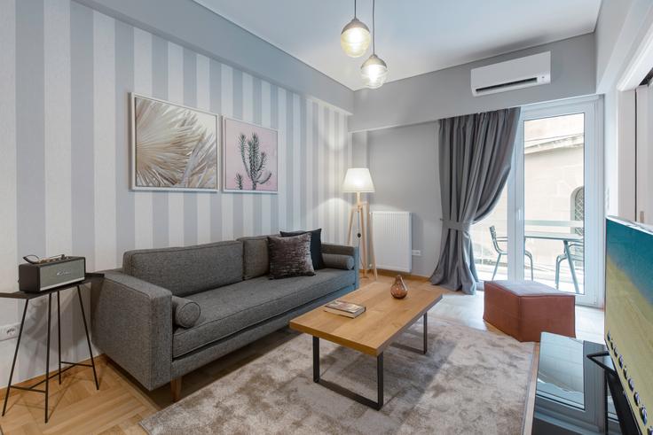 Elegante sala de estar con mobiliario moderno en un apartamento en Tsakalof II en Kolonaki, Athens