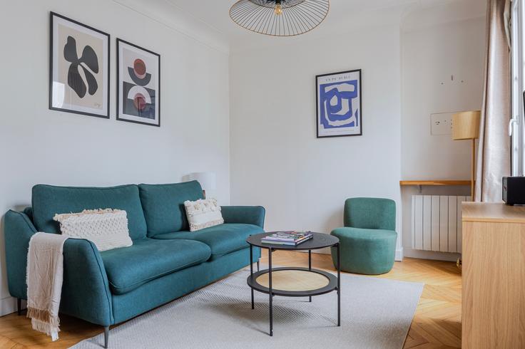 Paris 7th arrondissementのChamps de Mars 25のアパートメントにある、モダンな家具を備えたエレガントなデザインのリビングルーム