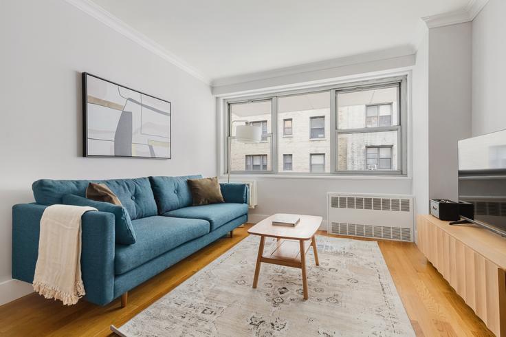 Central Park Gardens adresindeki bir dairede modern mobilyalarla zarif bir şekilde tasarlanmış oturma odası Manhattan, New York