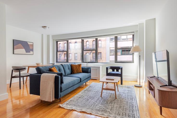 Elegant gestaltetes Wohnzimmer mit moderner Einrichtung in einer Wohnung im Stonehenge 33 in Manhattan, New York