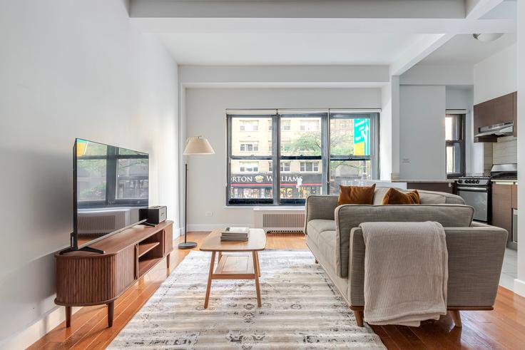 Elegante sala de estar con mobiliario moderno en un apartamento en Stonehenge 57 en Manhattan, New York