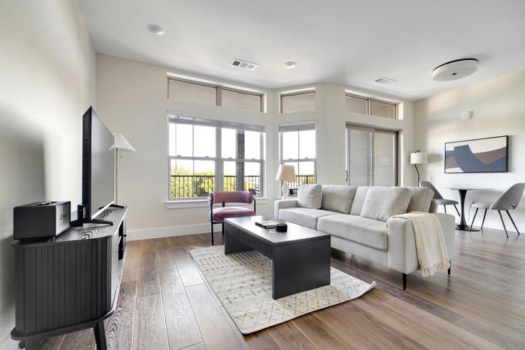 The Kelsey adresindeki bir dairede modern mobilyalarla zarif bir şekilde tasarlanmış oturma odası Austin, Austin The Kelsey adresindeki bir dairede modern mobilyalarla zarif bir şekilde tasarlanmış oturma odası Austin, Austin