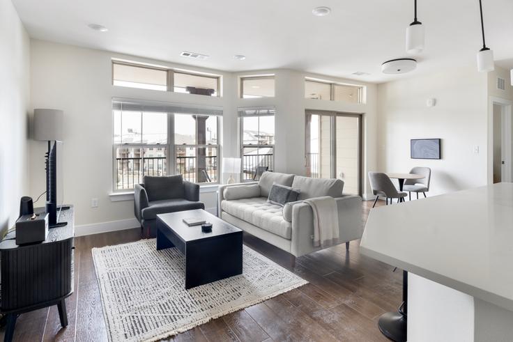 Salle de séjour élégante avec mobilier moderne dans un appartement à The Kelsey à Austin, Austin