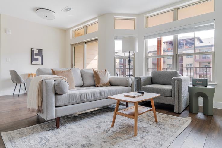 The Kelsey adresindeki bir dairede modern mobilyalarla zarif bir şekilde tasarlanmış oturma odası Austin, Austin The Kelsey adresindeki bir dairede modern mobilyalarla zarif bir şekilde tasarlanmış oturma odası Austin, Austin