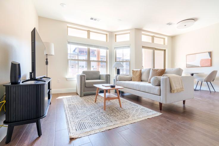 The Kelsey adresindeki bir dairede modern mobilyalarla zarif bir şekilde tasarlanmış oturma odası Austin, Austin The Kelsey adresindeki bir dairede modern mobilyalarla zarif bir şekilde tasarlanmış oturma odası Austin, Austin