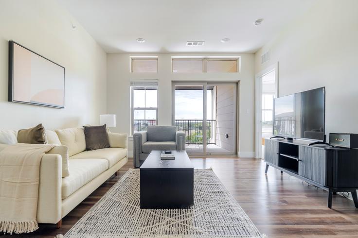 The Kelsey adresindeki bir dairede modern mobilyalarla zarif bir şekilde tasarlanmış oturma odası Austin, Austin The Kelsey adresindeki bir dairede modern mobilyalarla zarif bir şekilde tasarlanmış oturma odası Austin, Austin