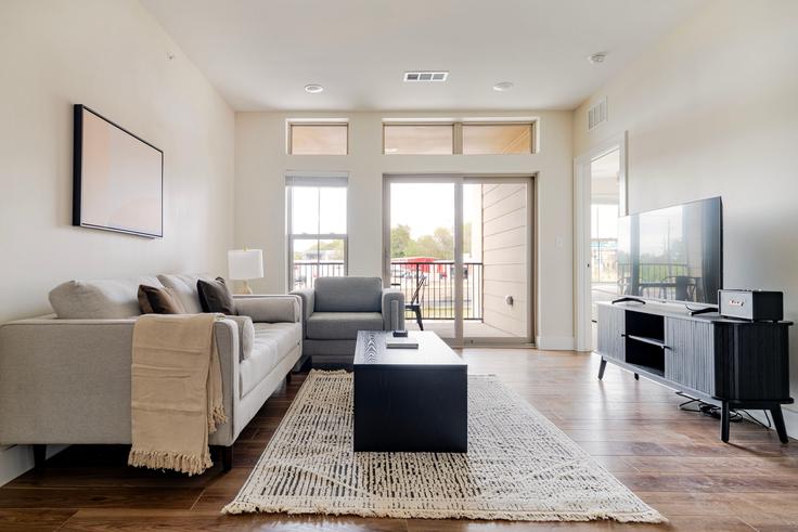 The Kelsey adresindeki bir dairede modern mobilyalarla zarif bir şekilde tasarlanmış oturma odası Austin, Austin The Kelsey adresindeki bir dairede modern mobilyalarla zarif bir şekilde tasarlanmış oturma odası Austin, Austin