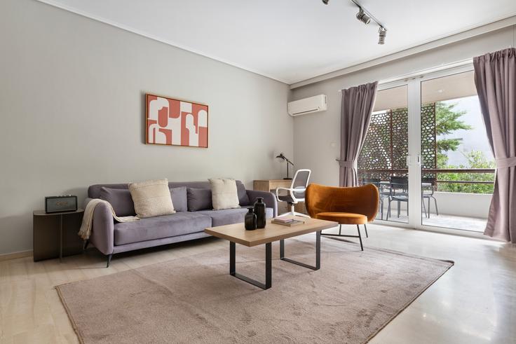 Elegant gestaltetes Wohnzimmer mit moderner Einrichtung in einer Wohnung im Etolias 38 in North Athens, Athens