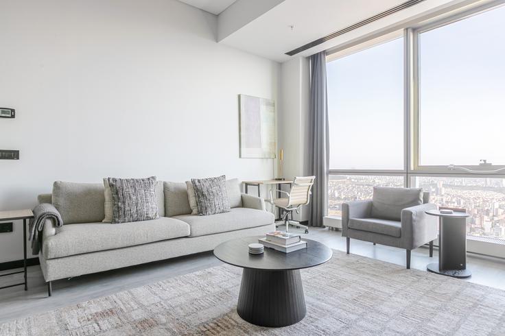 Sala de estar elegantemente projetada com móveis modernos em um apartamento no Metropol em Ataşehir, İstanbul Sala de estar elegantemente projetada com móveis modernos em um apartamento no Metropol em Ataşehir, İstanbul