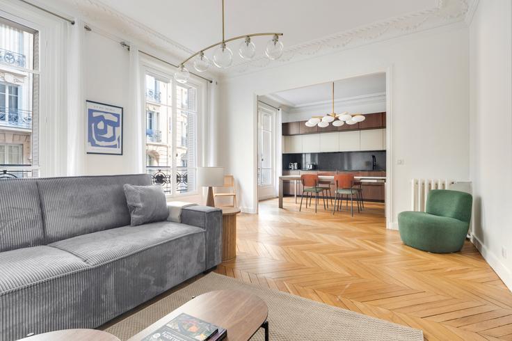 Salle de séjour élégante avec mobilier moderne dans un appartement à Alphonse XIII 3 à 16th arrondissement, Paris