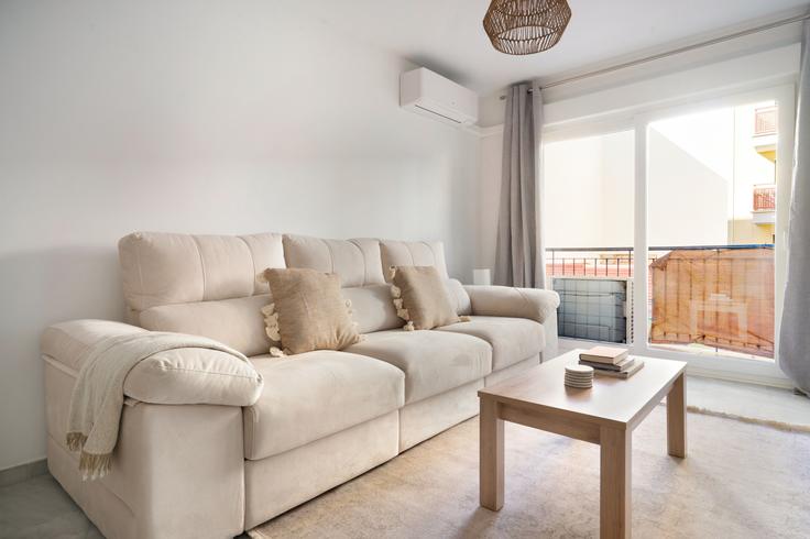 Elegante sala de estar con mobiliario moderno en un apartamento en Martinez Maldonado, 19 en Centro, Málaga