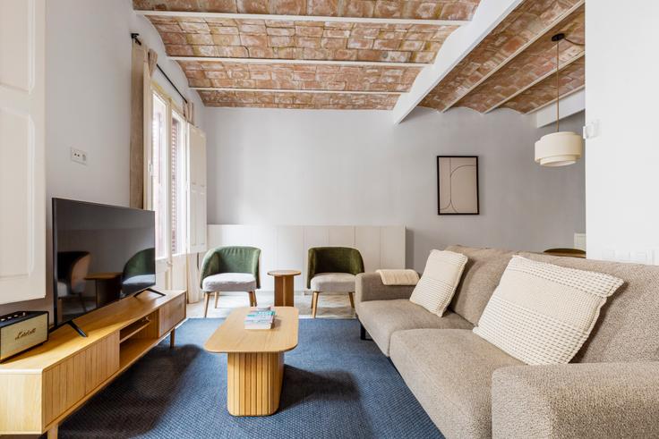 Elegante sala de estar con mobiliario moderno en un apartamento en Calle de Muntaner 439 en Sarrià-Sant Gervasi, Barcelona