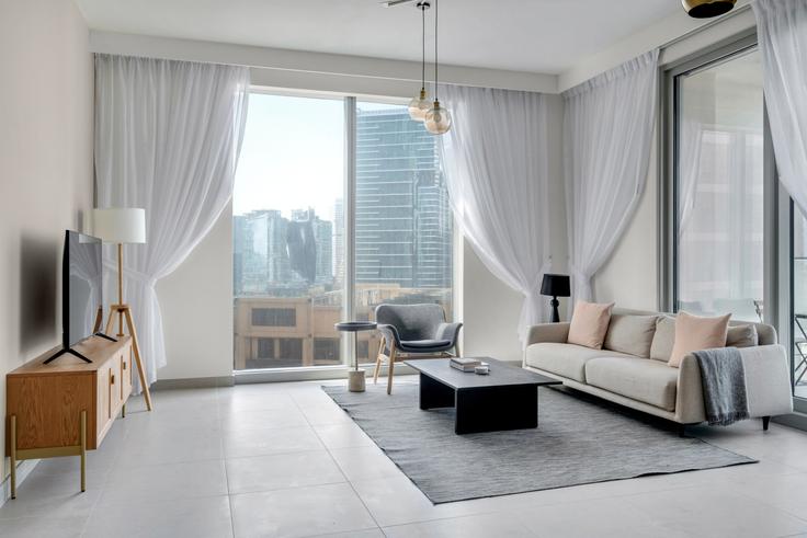 Elegant gestaltetes Wohnzimmer mit moderner Einrichtung in einer Wohnung im Forte T1 in Downtown Dubai, Dubai Elegant gestaltetes Wohnzimmer mit moderner Einrichtung in einer Wohnung im Forte T1 in Downtown Dubai, Dubai