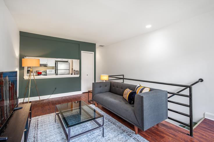 Washington Washingtonの1415 17thのアパートメントにある、モダンな家具を備えたエレガントなデザインのリビングルーム