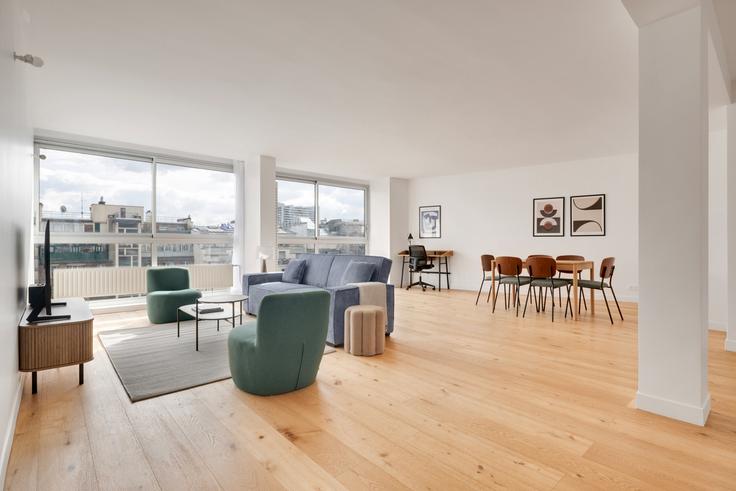 Sala de estar elegantemente projetada com móveis modernos em um apartamento no Versailles 54 em 16th arrondissement, Paris