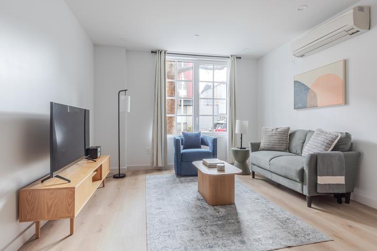 Casa Dumbo adresindeki bir dairede modern mobilyalarla zarif bir şekilde tasarlanmış oturma odası Brooklyn, New York Casa Dumbo adresindeki bir dairede modern mobilyalarla zarif bir şekilde tasarlanmış oturma odası Brooklyn, New York