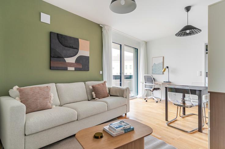 Elegante sala de estar con mobiliario moderno en un apartamento en Deck zehn en Vienna, Vienna