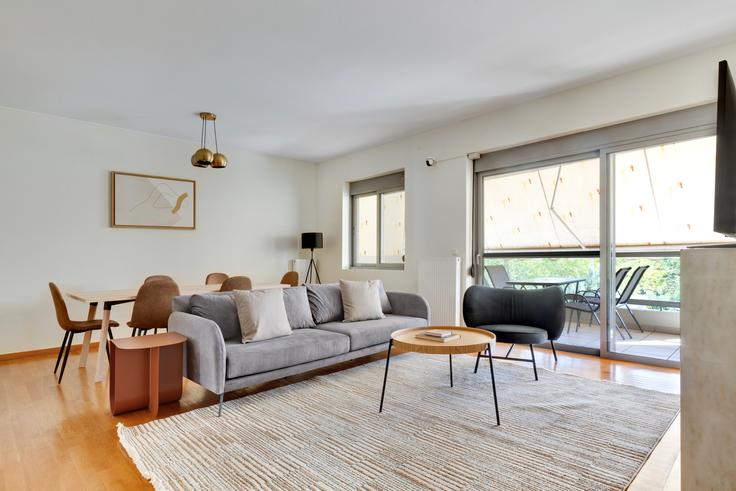 Elegant gestaltetes Wohnzimmer mit moderner Einrichtung in einer Wohnung im Ilida in North Athens, Athens