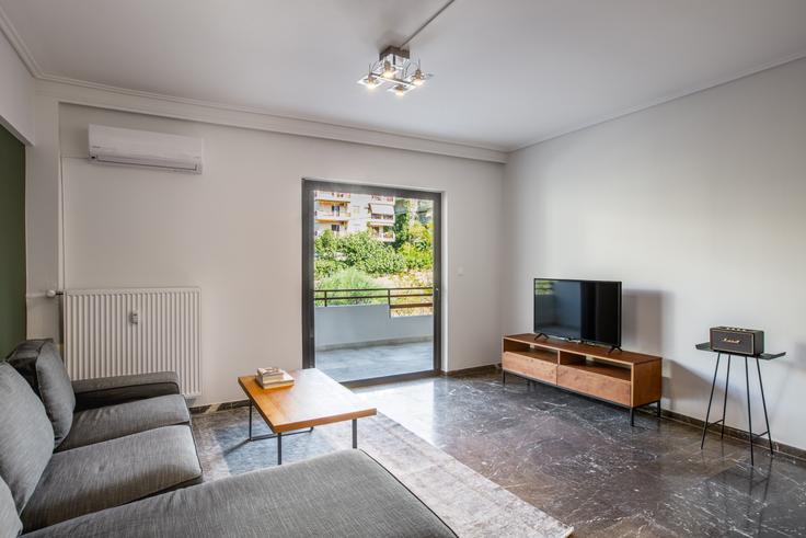 North Athens, Athens 소재 Navarinou I 유닛에 마련된, 현대적인 가구로 꾸며진 우아한 디자인의 거실