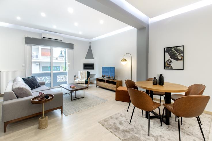 Patriarchou Ioakim II adresindeki bir dairede şık sandalyeli yemek masası Central Athens, Athens Patriarchou Ioakim II adresindeki bir dairede şık sandalyeli yemek masası Central Athens, Athens