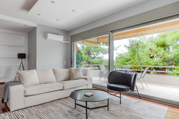 South Athens, Athens에 위치한 Tompazi 아파트의 세련된 인테리어가 돋보이는 거실 South Athens, Athens에 위치한 Tompazi 아파트의 세련된 인테리어가 돋보이는 거실