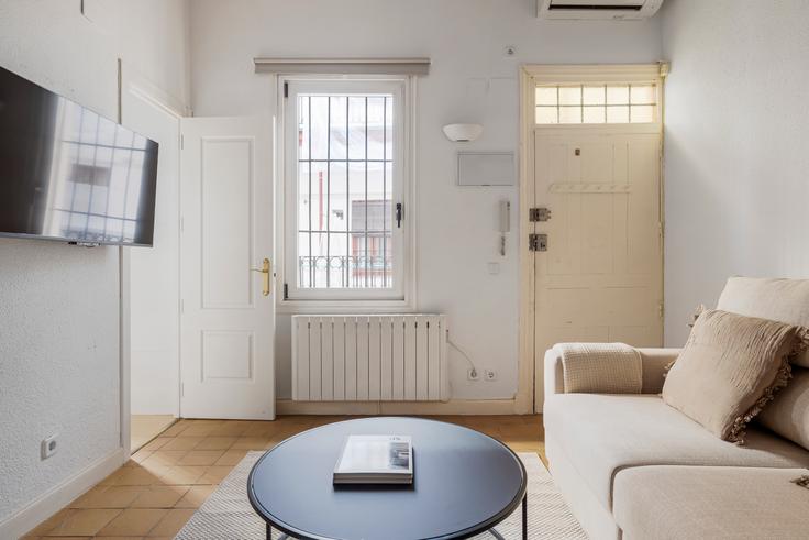 Sala de estar elegantemente projetada com móveis modernos em um apartamento no Calle del Divino Pastor 27 em Centro, Madrid Sala de estar elegantemente projetada com móveis modernos em um apartamento no Calle del Divino Pastor 27 em Centro, Madrid