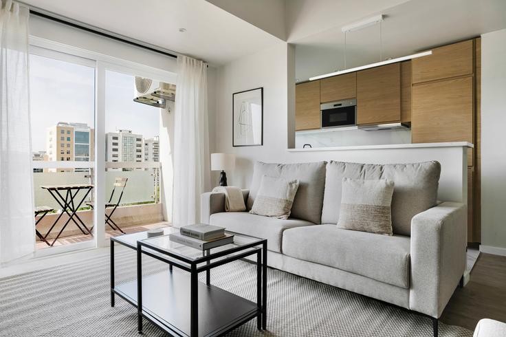 Sala de estar elegantemente projetada com móveis modernos em um apartamento no Campo Grande 30 em Alvalade, Lisbon