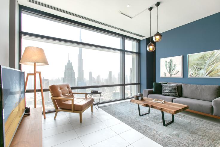 Elegante sala de estar con mobiliario moderno en un apartamento en Index Tower en Trade Center, Dubai Elegante sala de estar con mobiliario moderno en un apartamento en Index Tower en Trade Center, Dubai