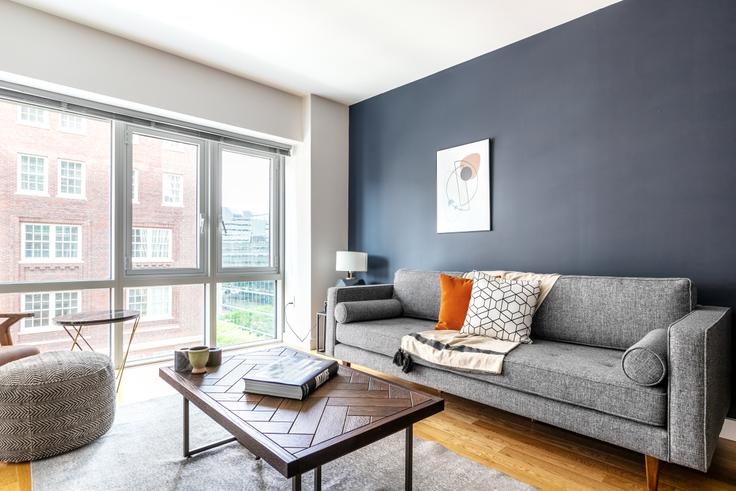 One Back Bay adresindeki bir dairede modern mobilyalarla zarif bir şekilde tasarlanmış oturma odası Boston, Boston One Back Bay adresindeki bir dairede modern mobilyalarla zarif bir şekilde tasarlanmış oturma odası Boston, Boston