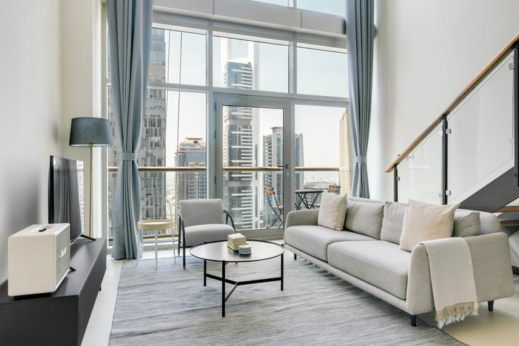 Trade Center, Dubai에 위치한 Liberty House 아파트의 세련된 인테리어가 돋보이는 거실