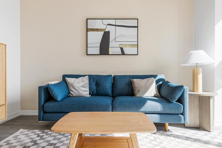 Elegant gestaltetes Wohnzimmer mit moderner Einrichtung in einer Wohnung im Common 808 in Chicago, Chicago Elegant gestaltetes Wohnzimmer mit moderner Einrichtung in einer Wohnung im Common 808 in Chicago, Chicago