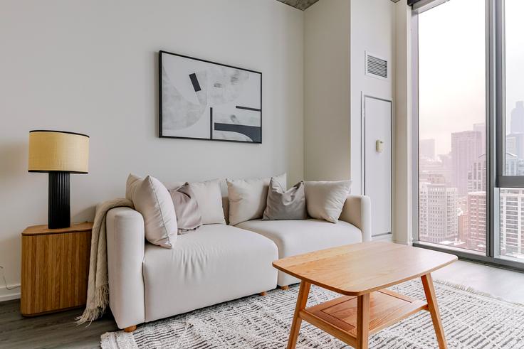 Elegante sala de estar con mobiliario moderno en un apartamento en Common 808 en Chicago, Chicago