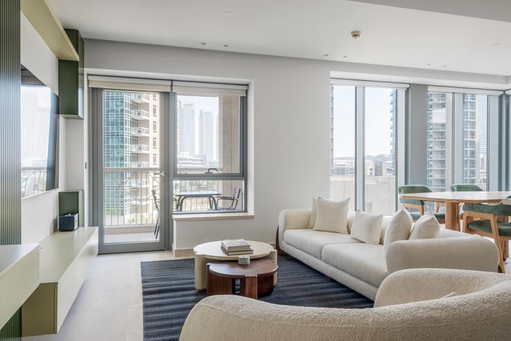 Downtown Dubai, Dubai에 위치한 29 burj boulevard tower 아파트의 세련된 인테리어가 돋보이는 거실
