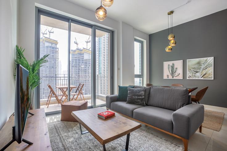 Elegant gestaltetes Wohnzimmer mit moderner Einrichtung in einer Wohnung im Standpoint tower in Downtown Dubai, Dubai Elegant gestaltetes Wohnzimmer mit moderner Einrichtung in einer Wohnung im Standpoint tower in Downtown Dubai, Dubai