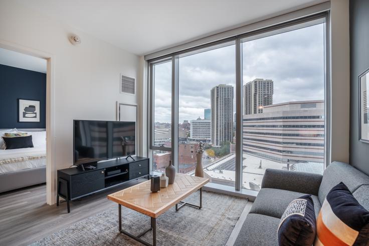 Elegant gestaltetes Wohnzimmer mit moderner Einrichtung in einer Wohnung im Hub50House in Boston, Boston Elegant gestaltetes Wohnzimmer mit moderner Einrichtung in einer Wohnung im Hub50House in Boston, Boston