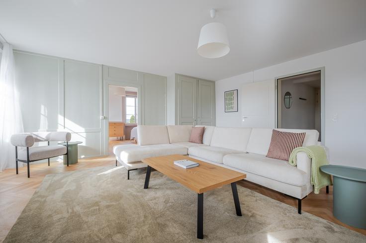 Zurich District 7のForchstrasse 359, 8008, Zurichのアパートメントにある、モダンな家具を備えたエレガントなデザインのリビングルーム