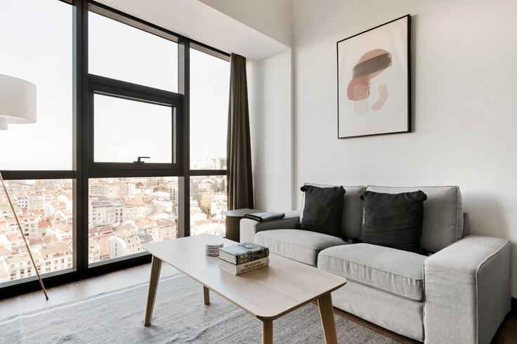 Rotana Residence adresindeki bir dairede modern mobilyalarla zarif bir şekilde tasarlanmış oturma odası Şişli, İstanbul Rotana Residence adresindeki bir dairede modern mobilyalarla zarif bir şekilde tasarlanmış oturma odası Şişli, İstanbul