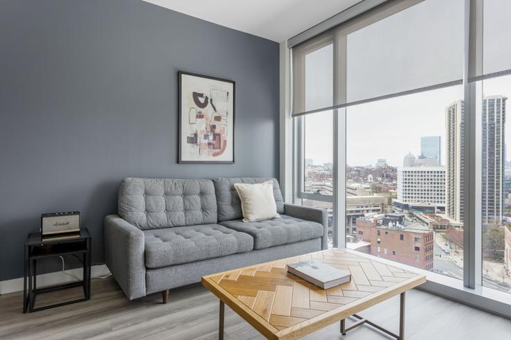 Sala de estar elegantemente projetada com móveis modernos em um apartamento no Hub50House em Boston, Boston